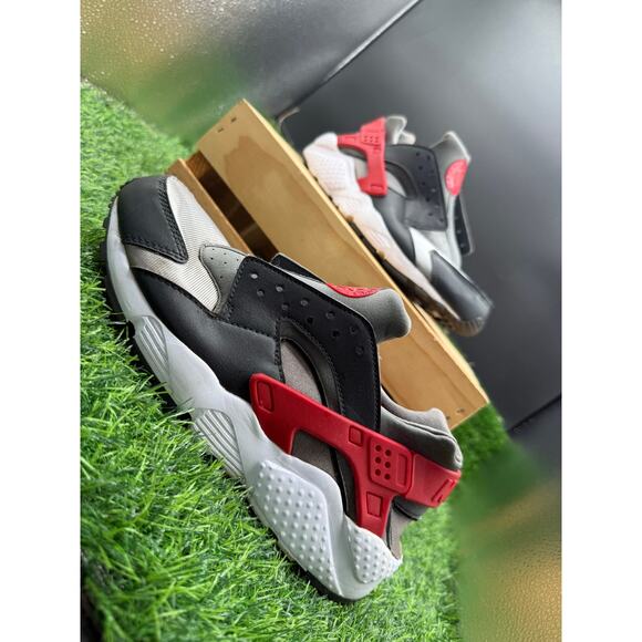 Nike Huarache - Grey/Red- Size 6Y - Picture 10 of 11